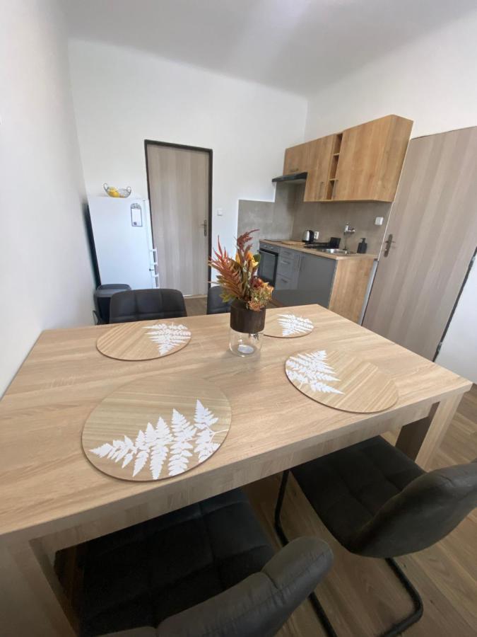 Cerna Ruze - 3 *