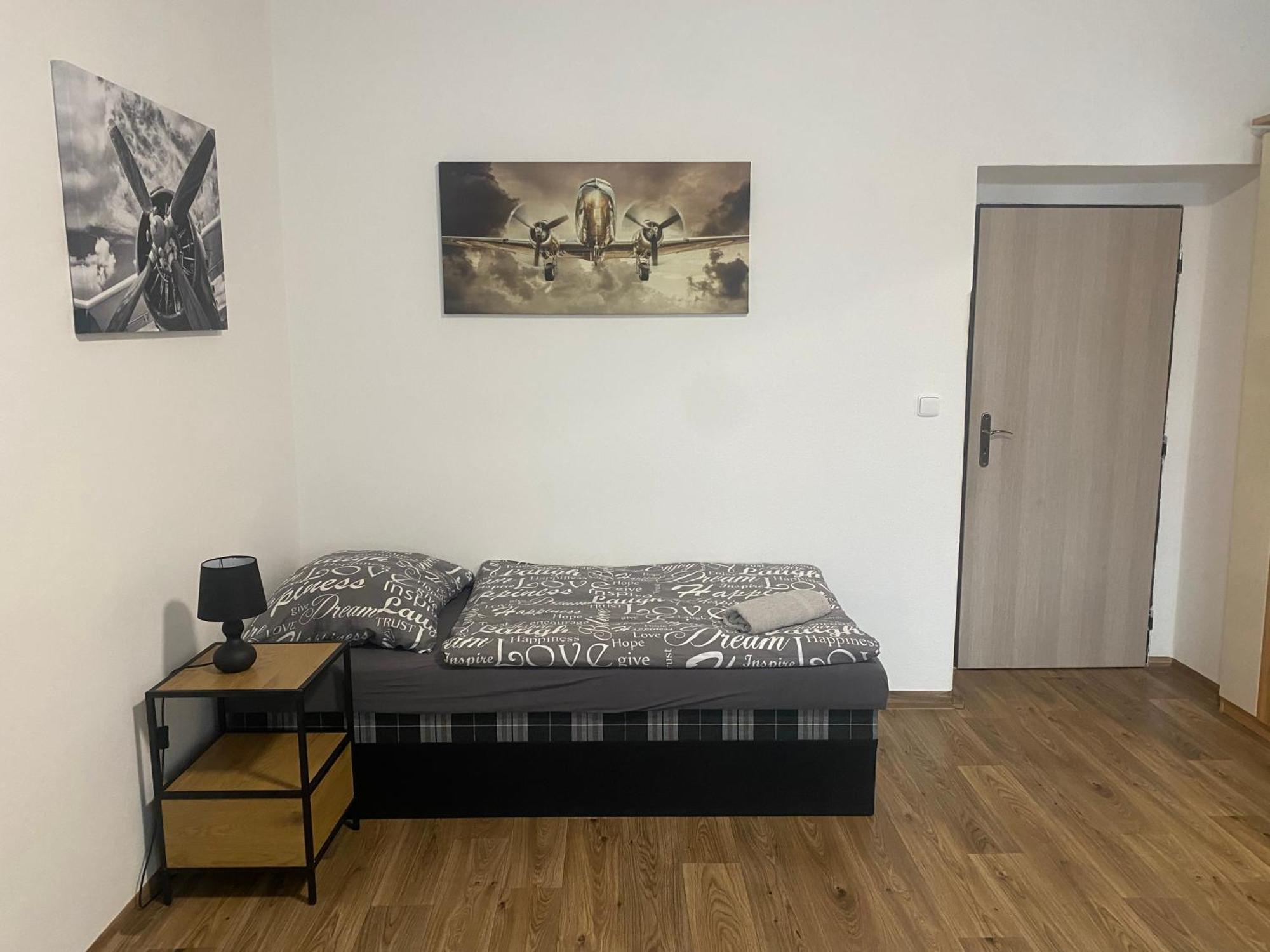 Cerna Ruze - 3 *