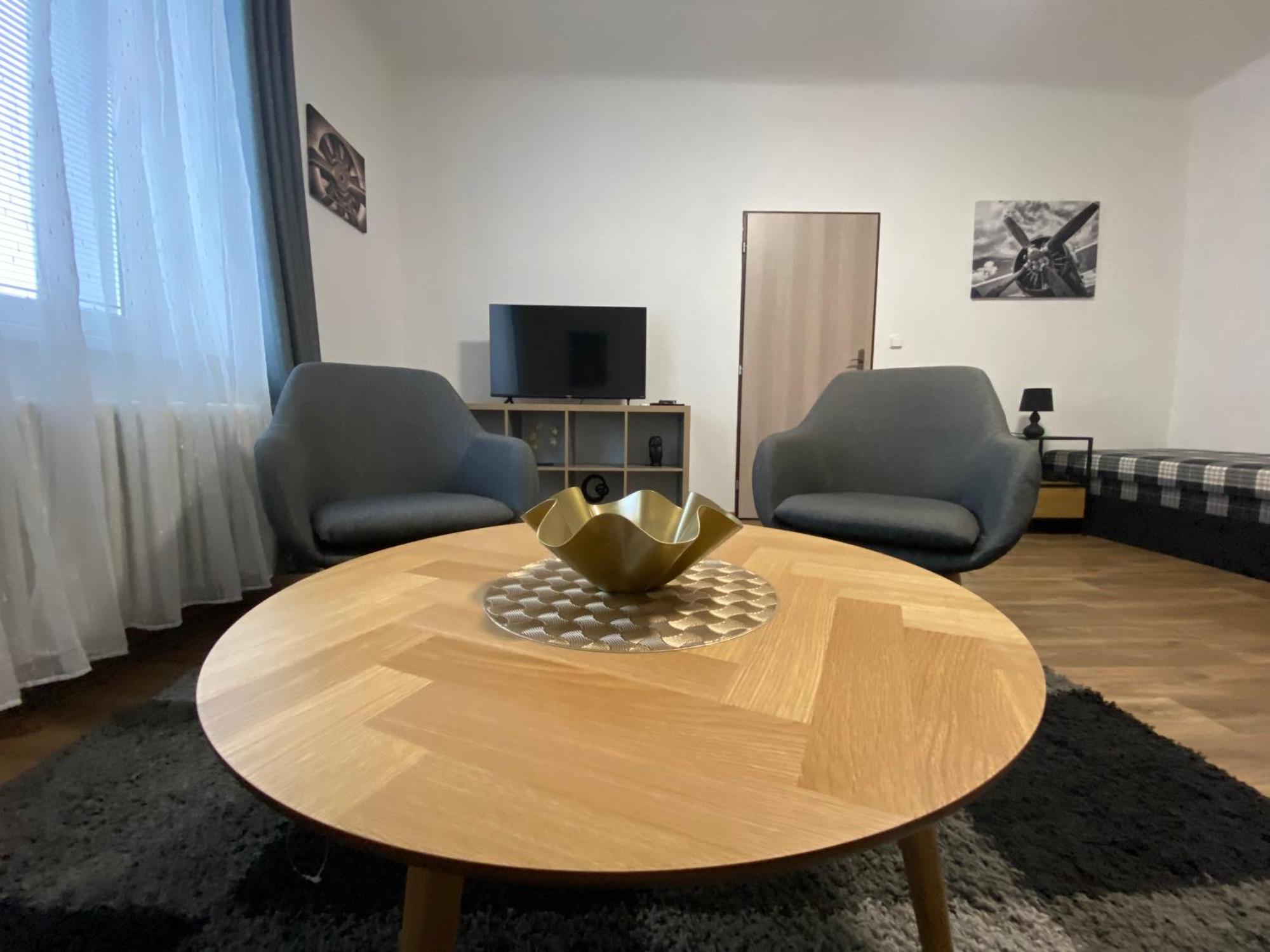 Cerna Ruze - 3 *