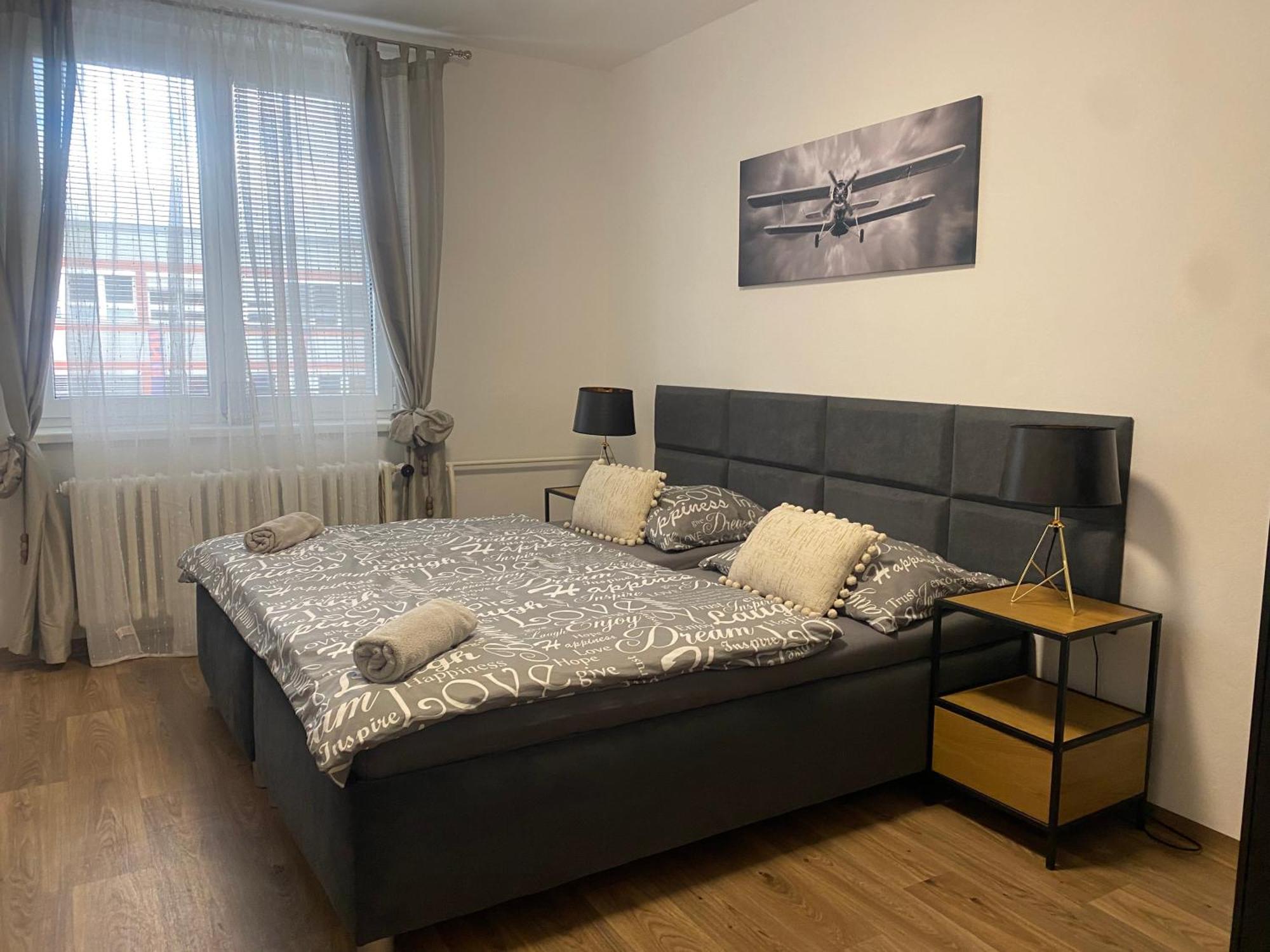 Cerna Ruze - 3 *